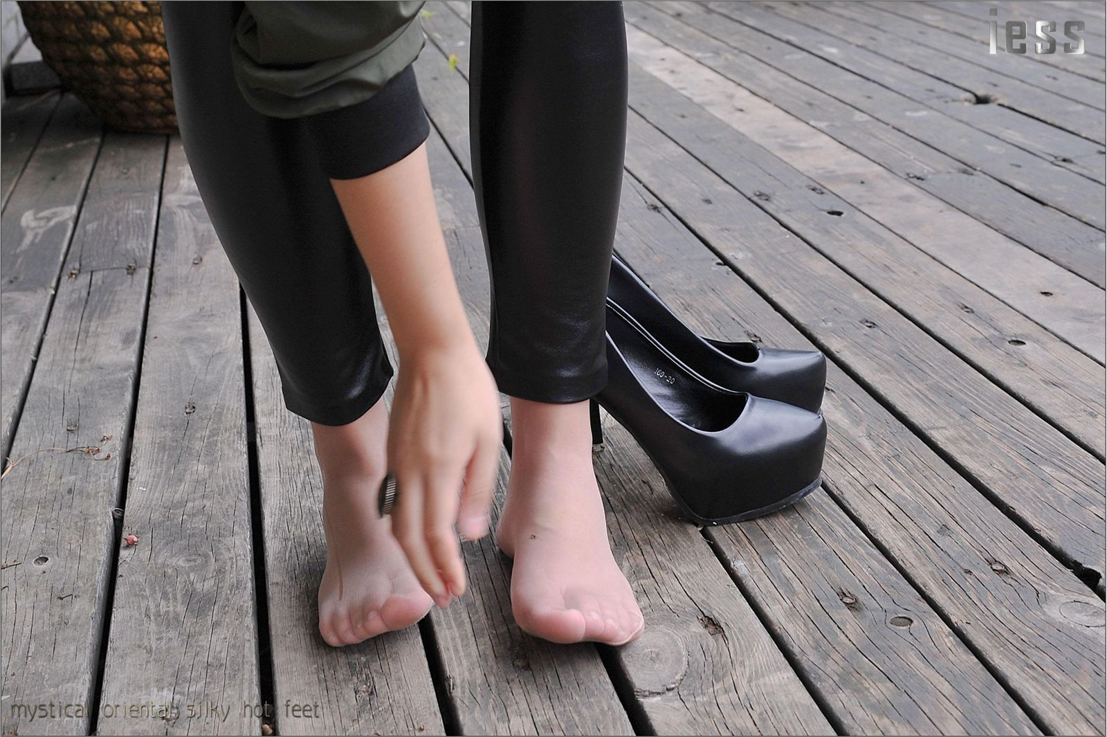 [IESS]异思趣向 羊羊 紧绷皮裤与顺滑肉丝1