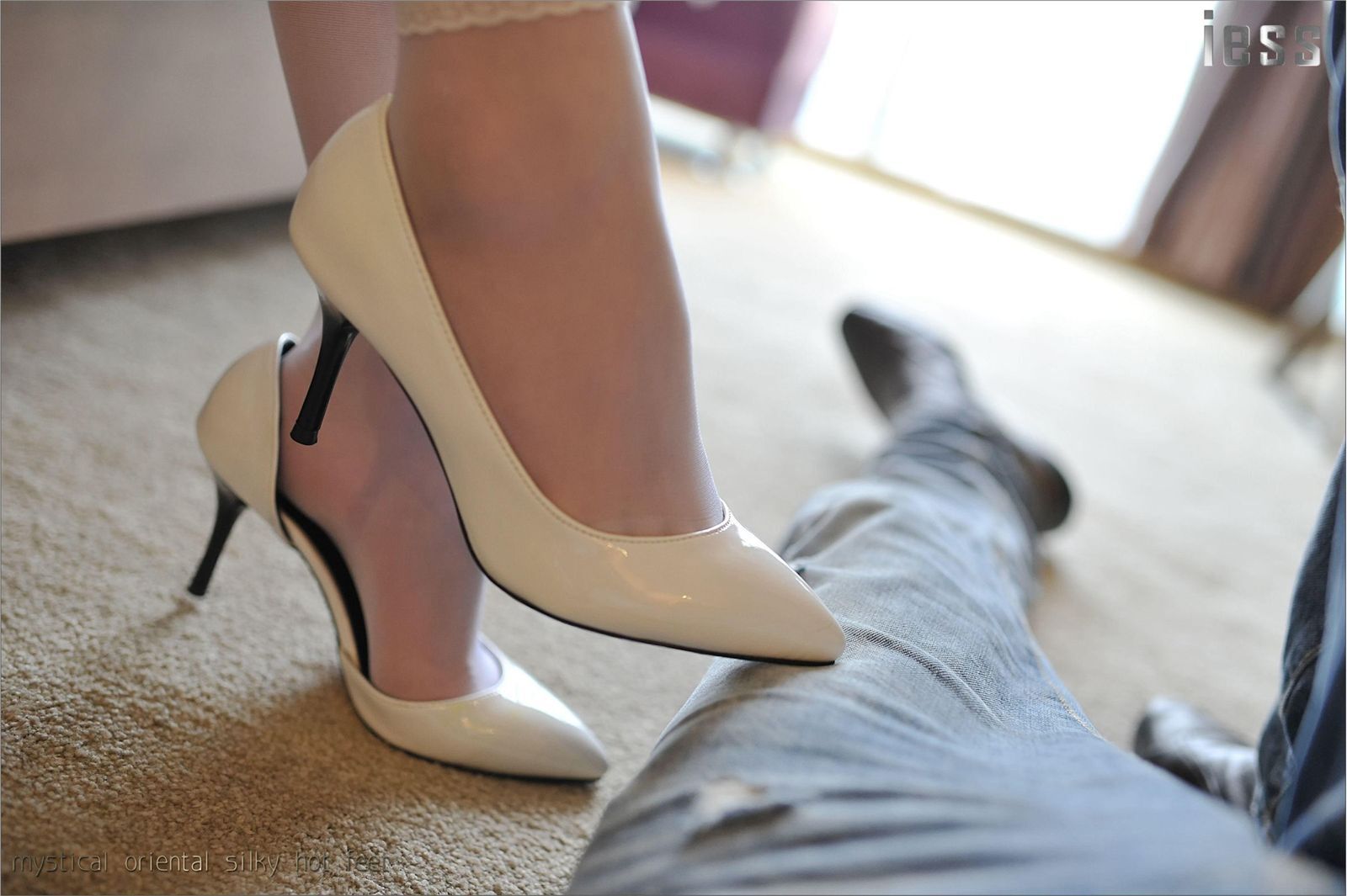 [IESS]异思趣向 优优 白丝职场丝狱女模特