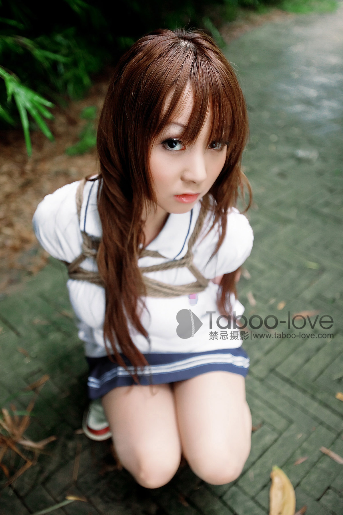 禁忌摄影 No.012 学生妹的警服紧缚秋游