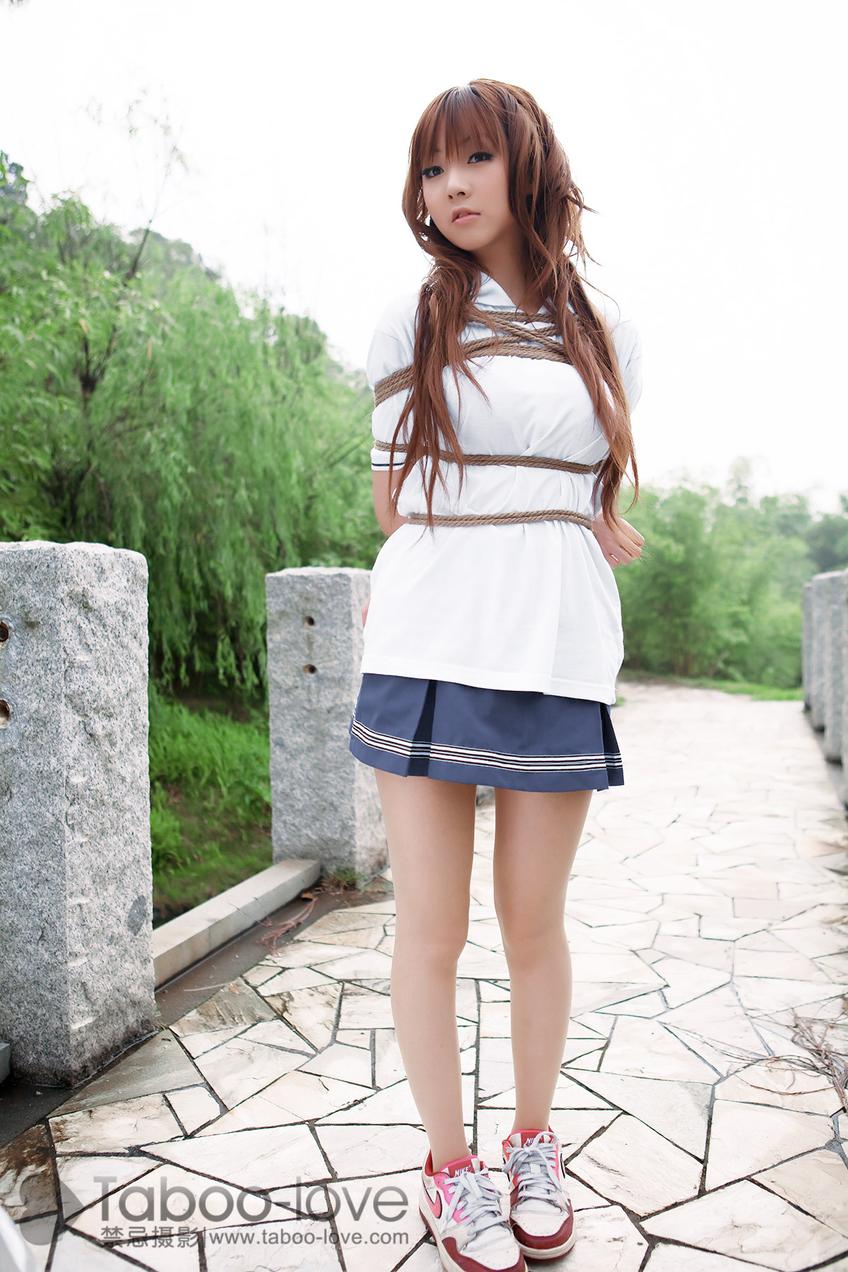 禁忌摄影 No.012 学生妹的警服紧缚秋游