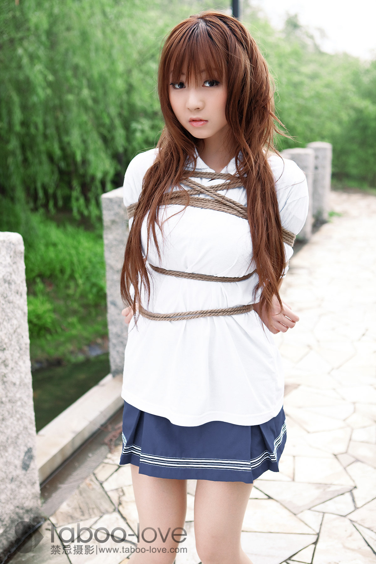 禁忌摄影 No.012 学生妹的警服紧缚秋游