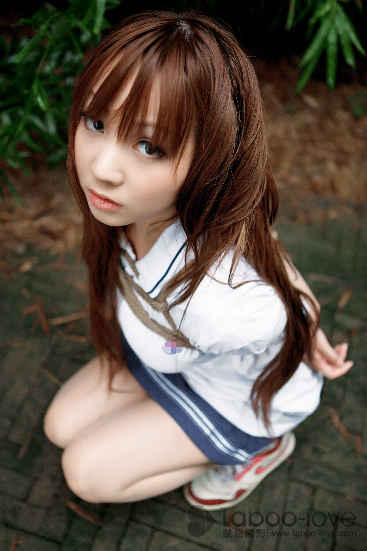 禁忌摄影 No.012 学生妹的警服紧缚秋游