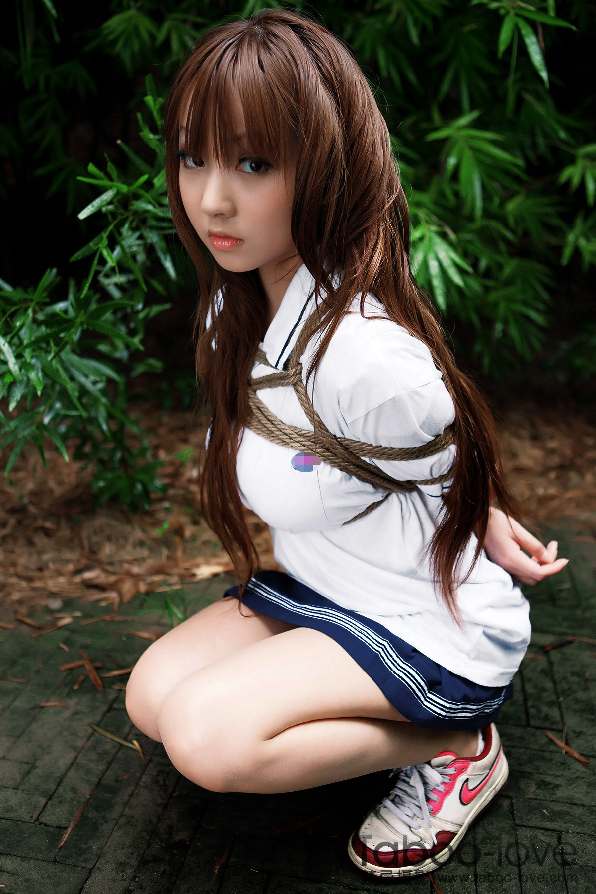 禁忌摄影 No.012 学生妹的警服紧缚秋游