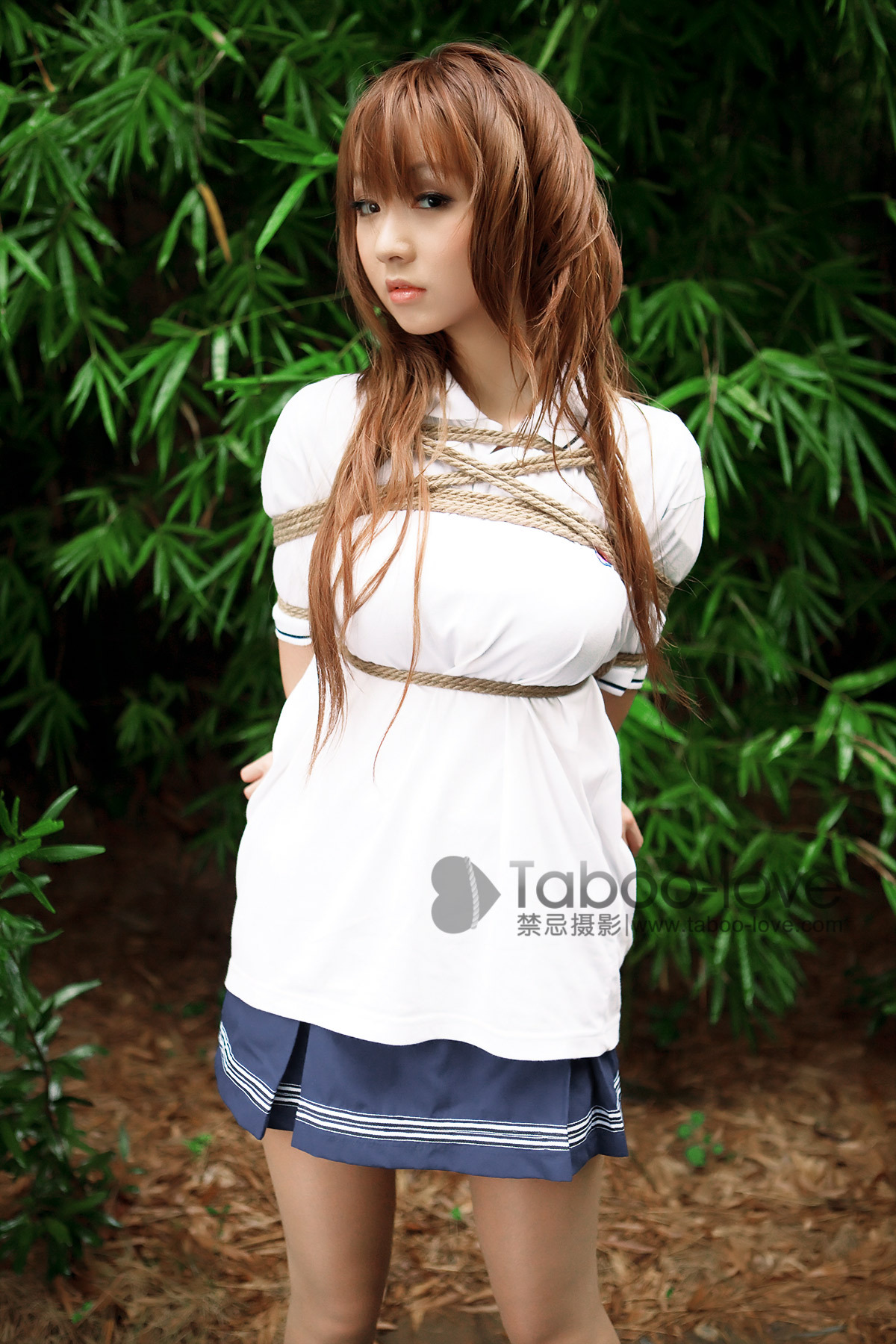 禁忌摄影 No.012 学生妹的警服紧缚秋游