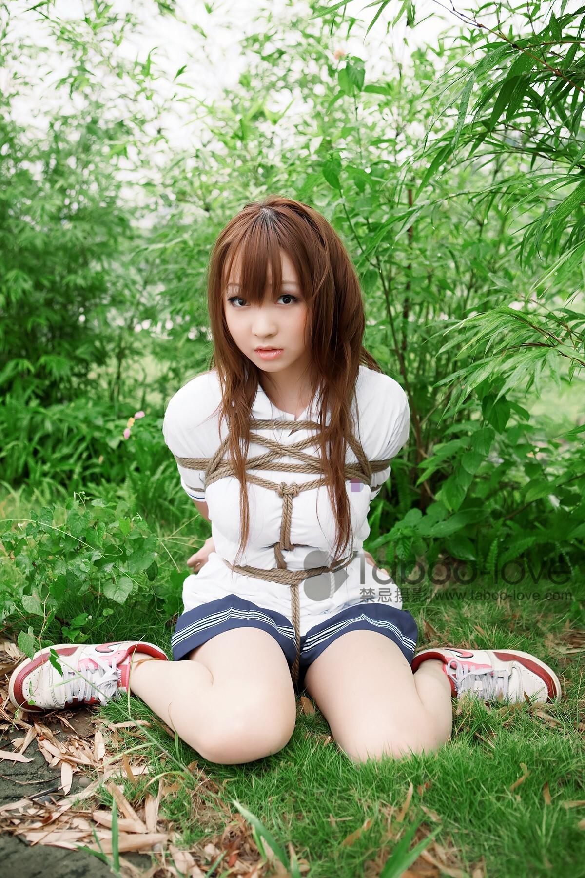 禁忌摄影 No.012 学生妹的警服紧缚秋游