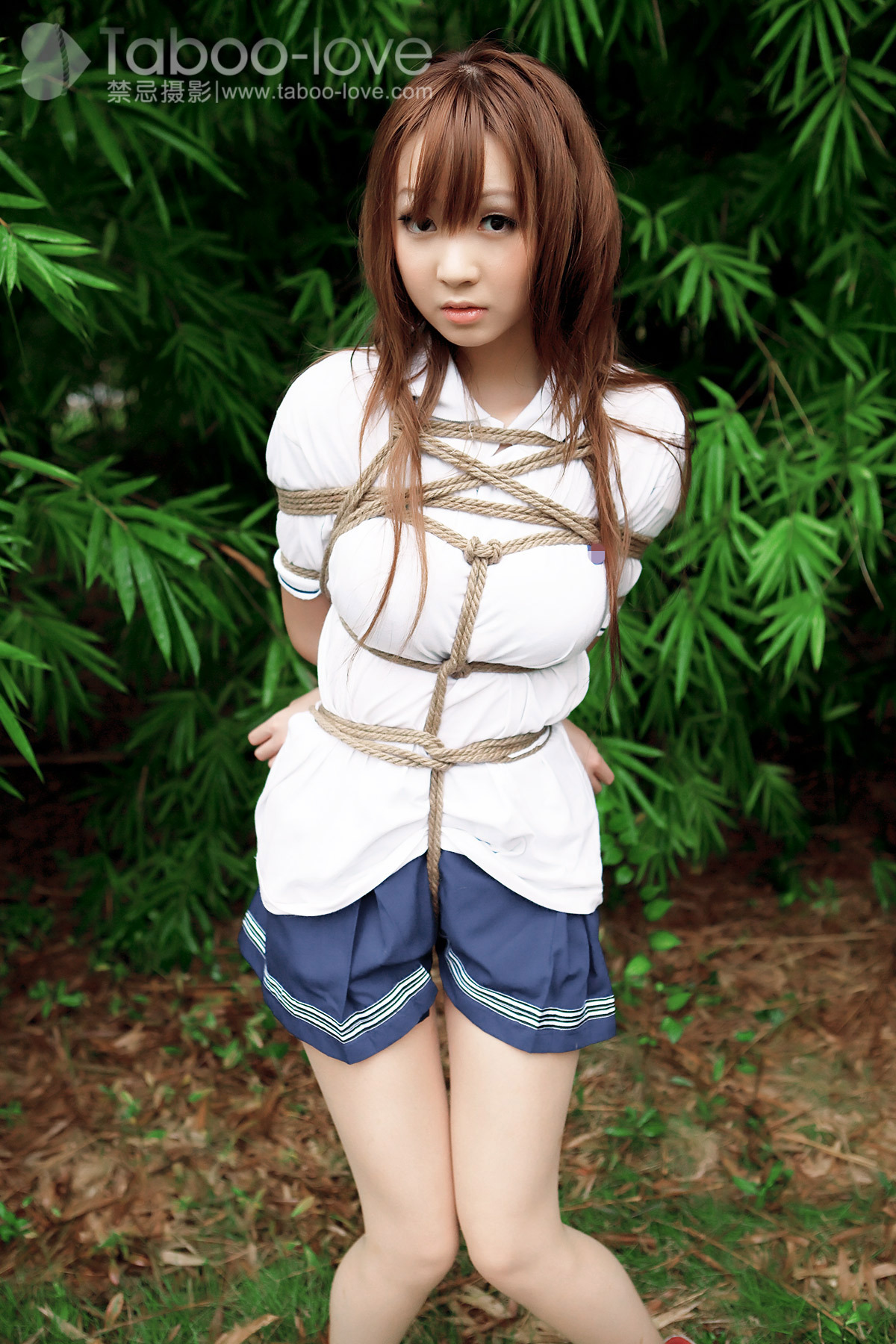 禁忌摄影 No.012 学生妹的警服紧缚秋游
