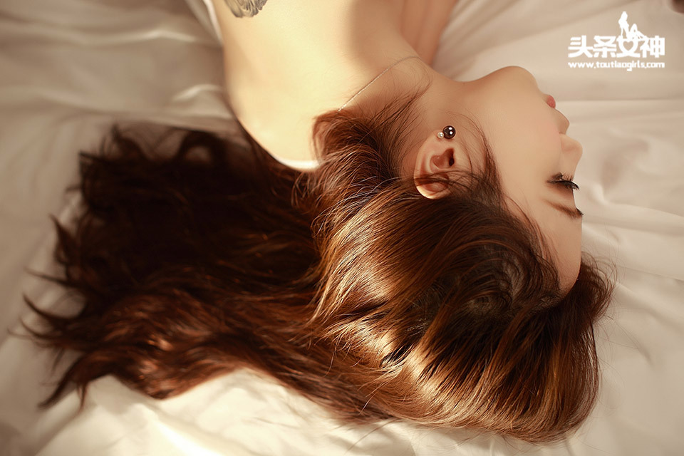 [Toutiaogirls头条女神]2016-08-02 龙纹身女孩 小小鱼