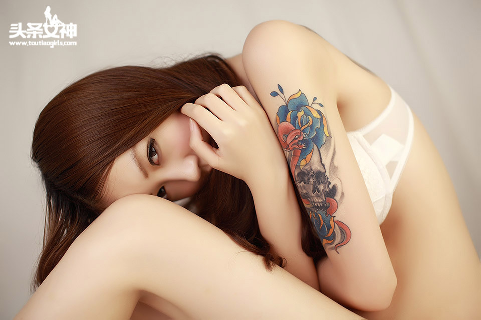 [Toutiaogirls头条女神]2016-08-02 龙纹身女孩 小小鱼