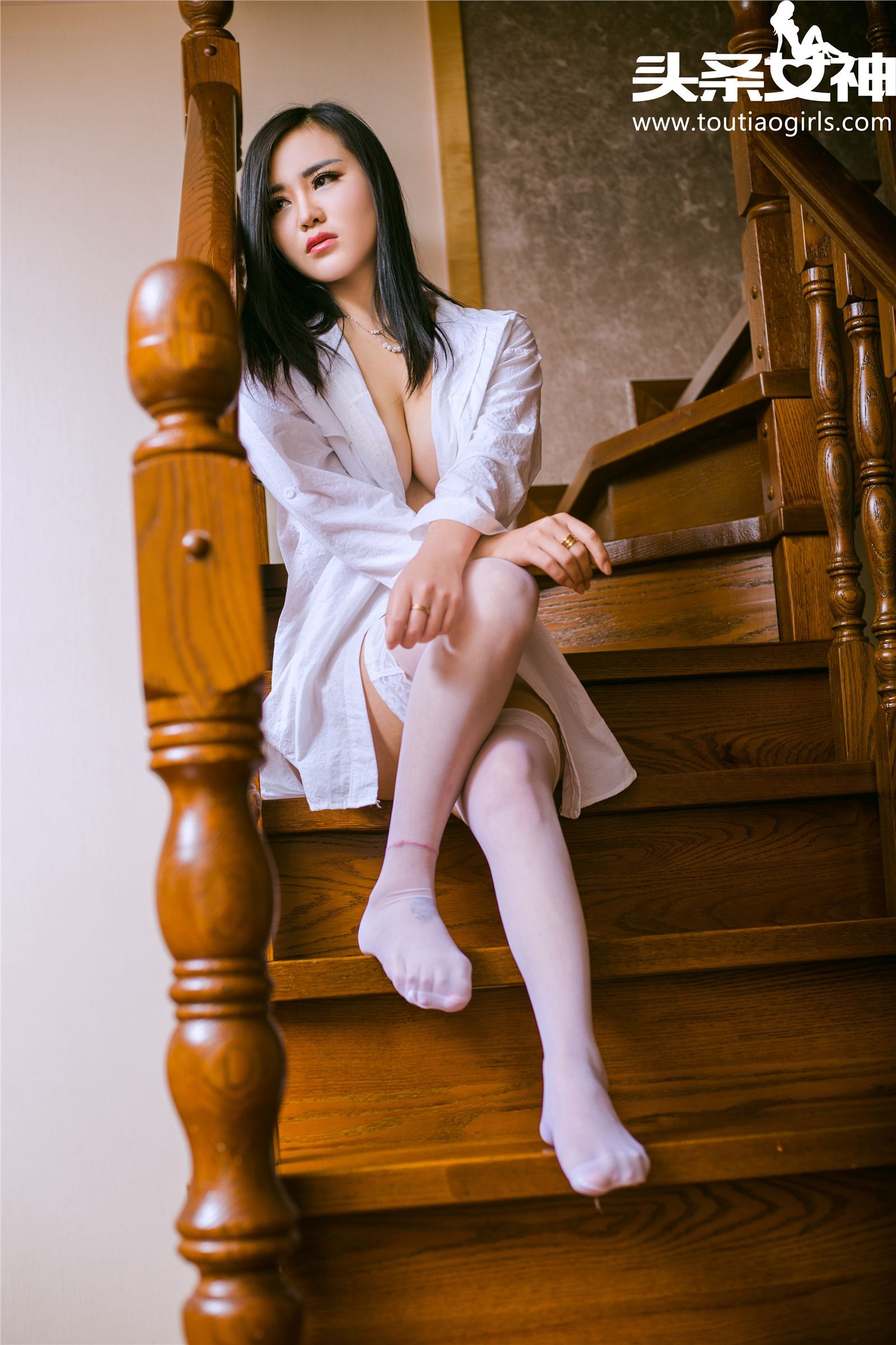 [Toutiaogirls头条女神]2016-10-04 闺房白衬衫 灵儿