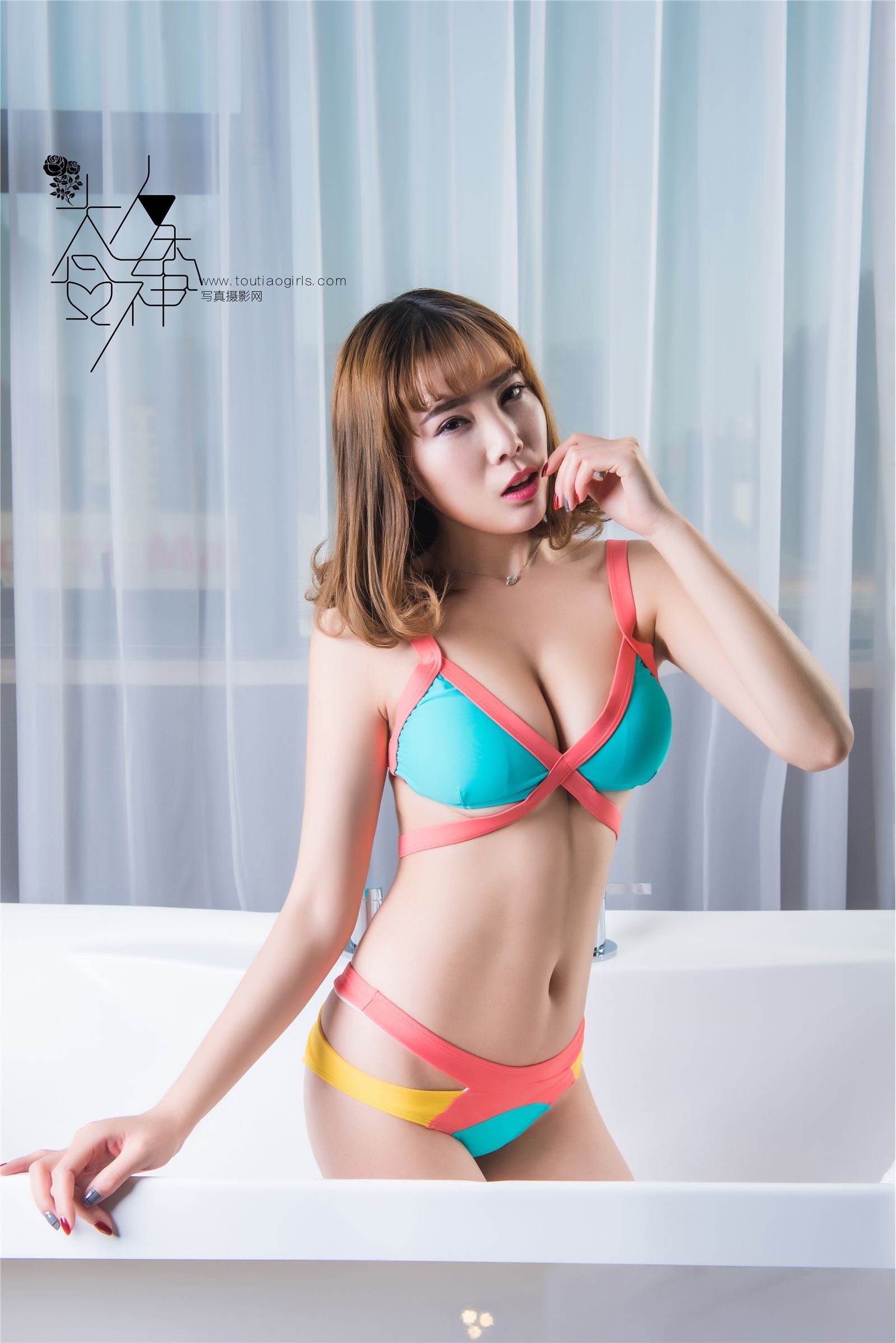 [Toutiaogirls头条女神]2016-11-15 气质轻熟女写真蜜桃美臀 李绫绾