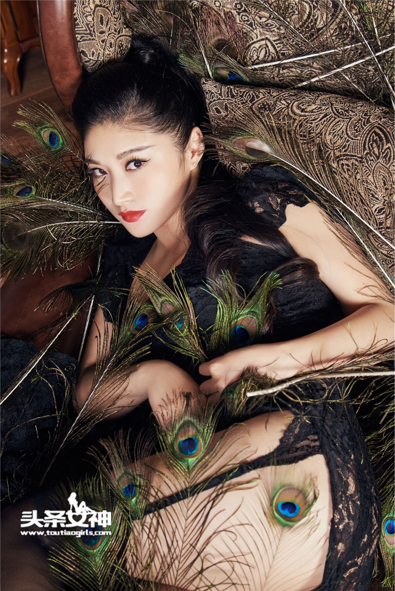 [TouTiao]头条女神 2017-02-26 盼盼 凤凰黑丝乳娘