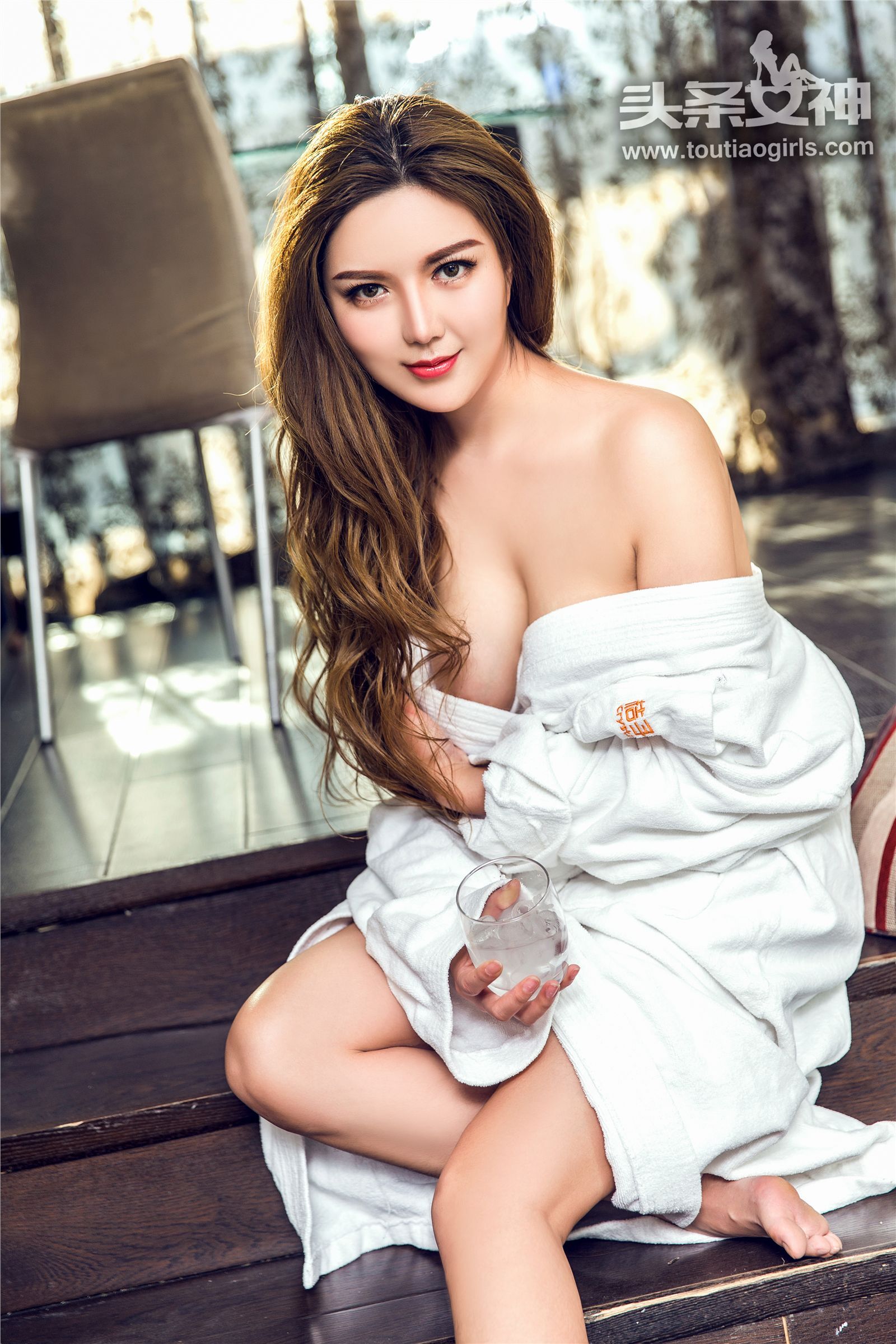 [TouTiao]头条女神 2017-09-09 蜜蜜 塞纳湖畔