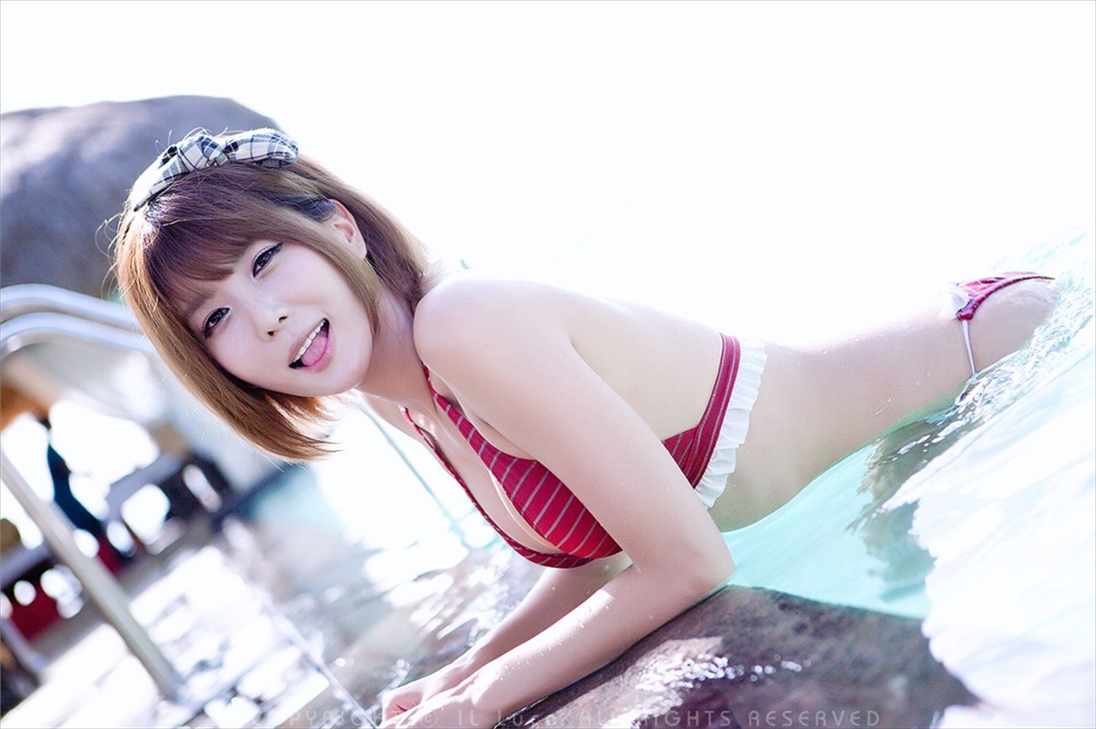 韩国超级车模许允美-红白条纹比尼外拍