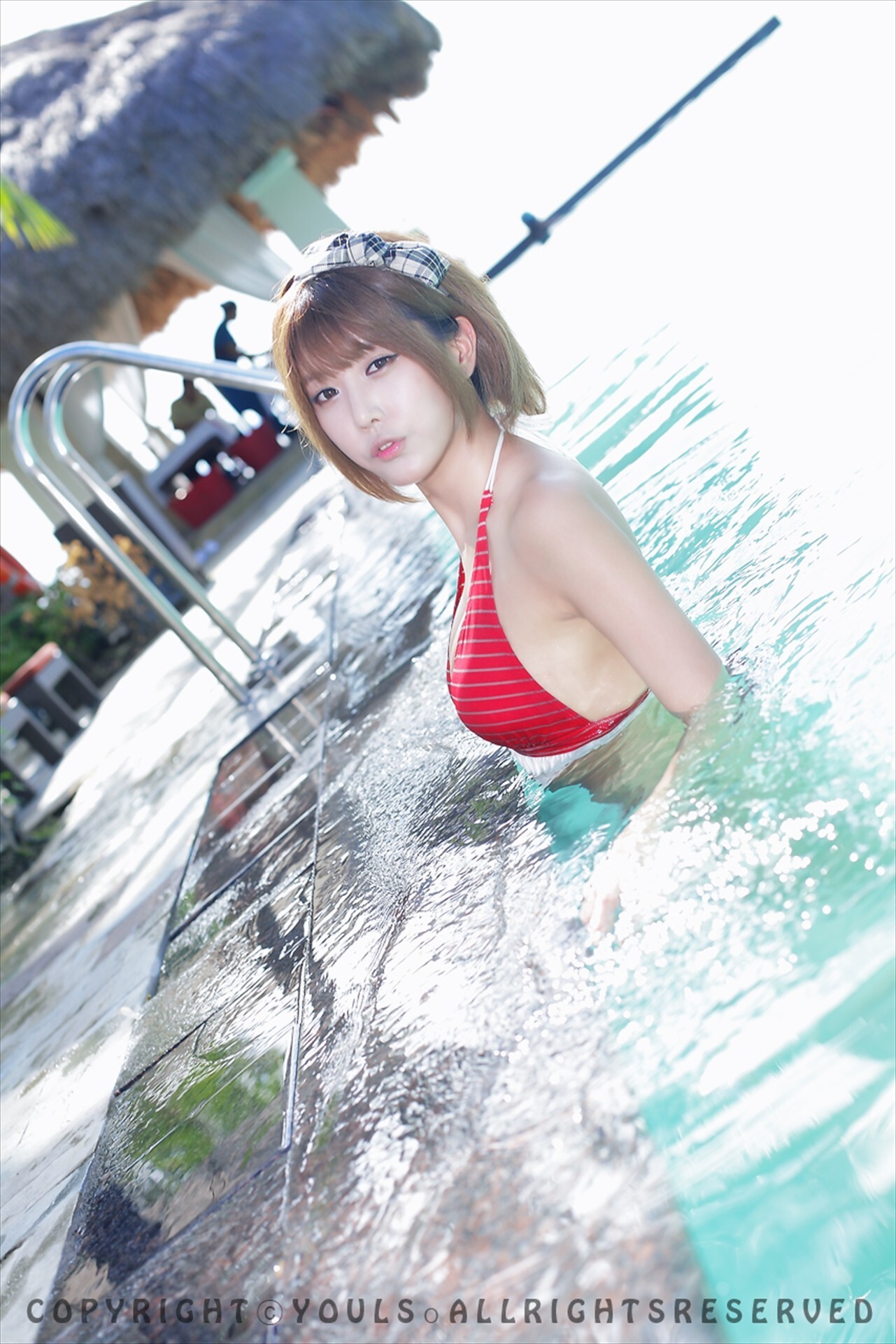 韩国超级车模许允美-红白条纹比尼外拍