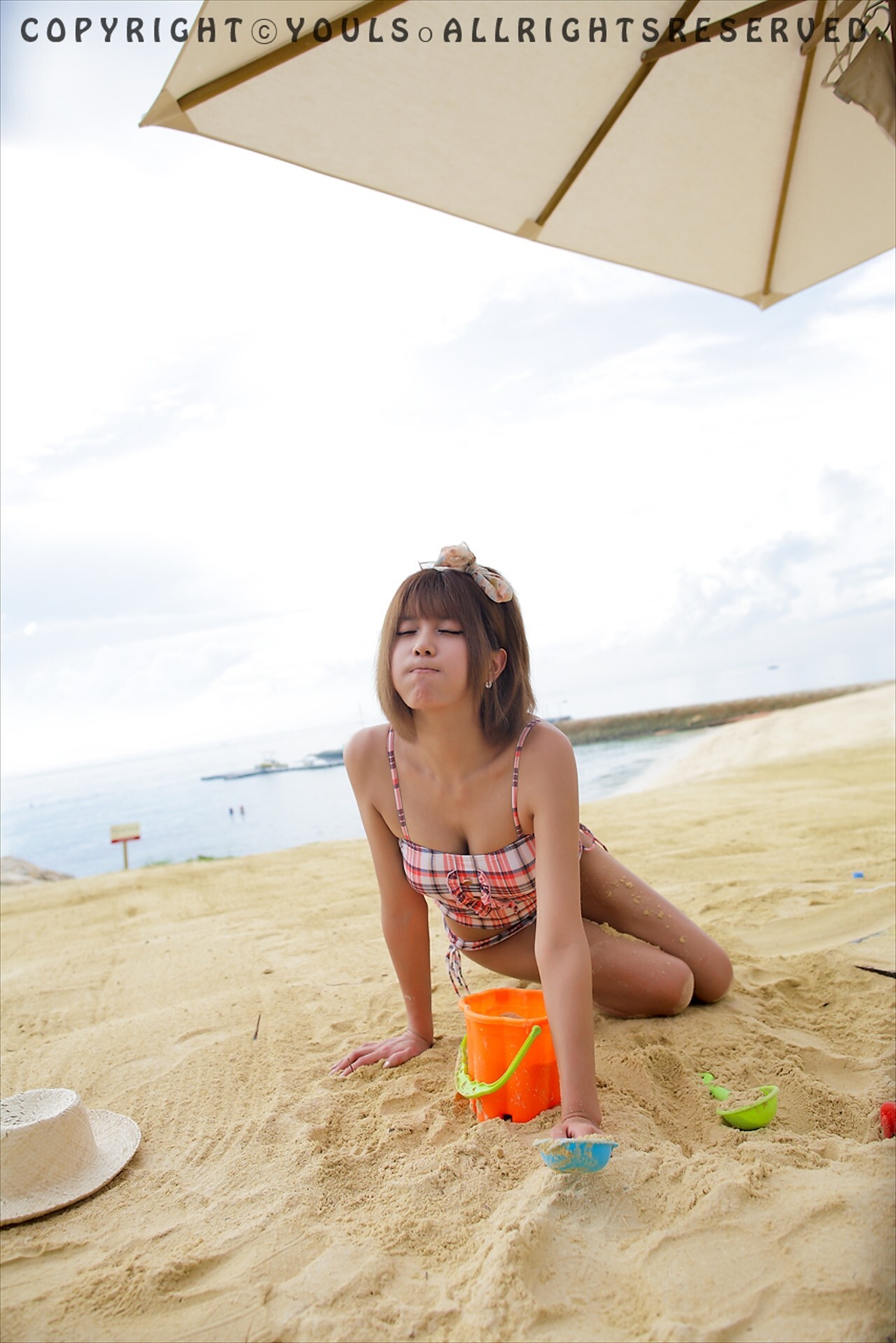 韩国超级车模许允美-红白条纹比尼外拍