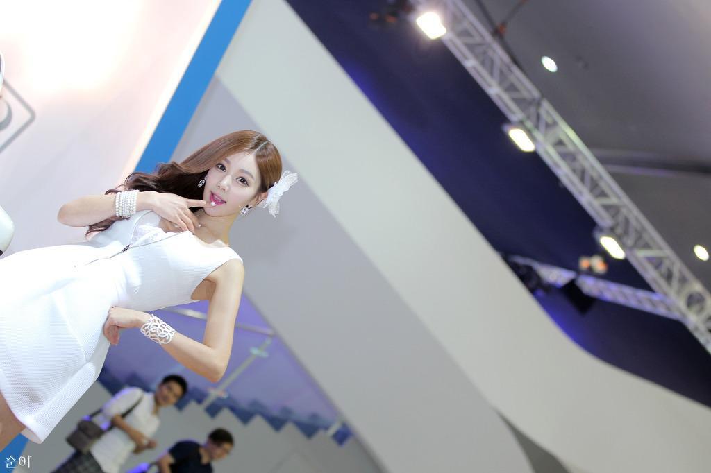 韩国车模李真英车展摄影写真