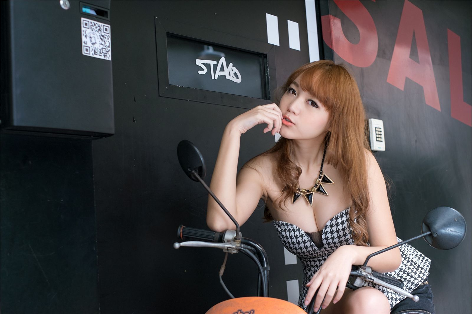 台湾性感美女黄镫娴信义外拍