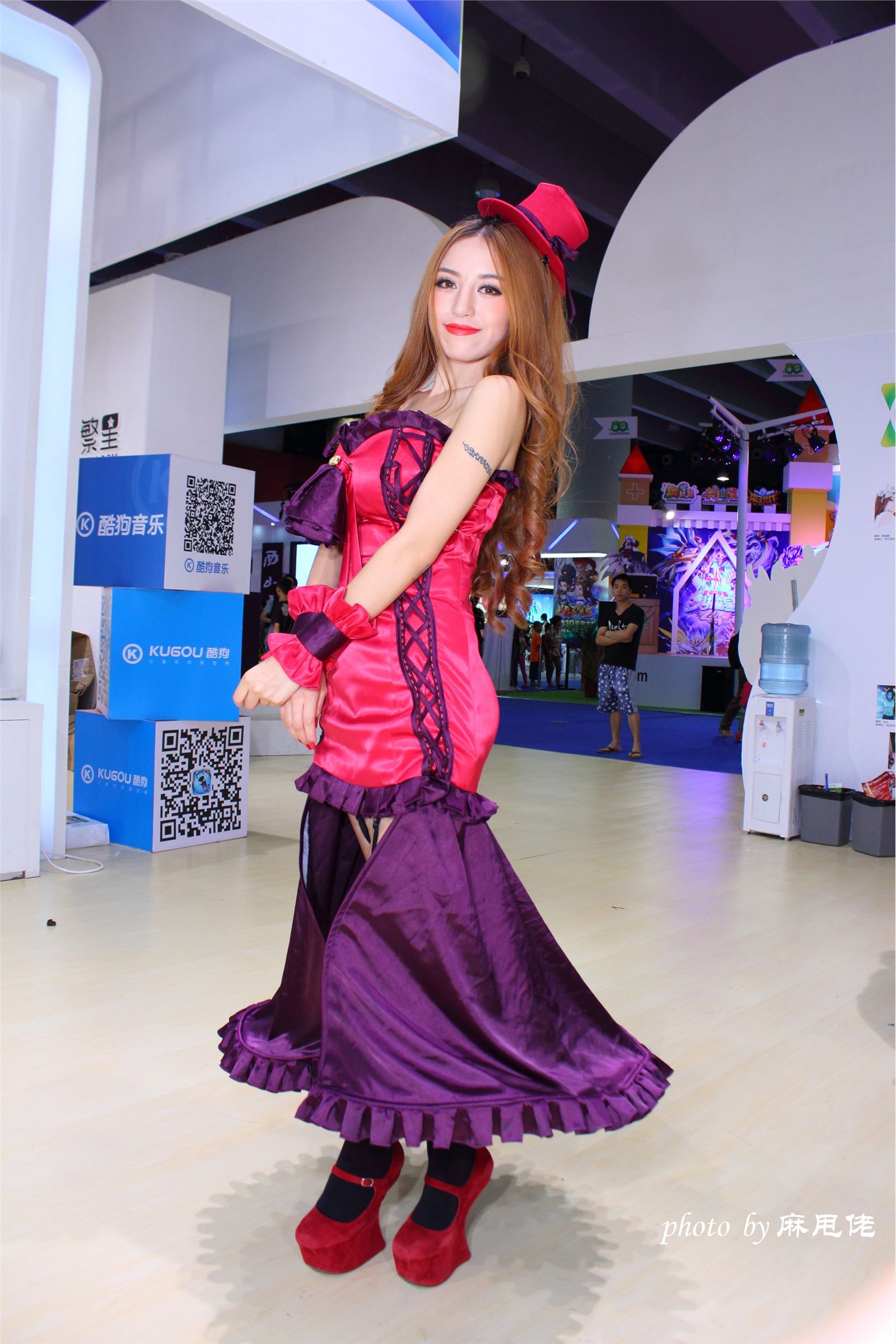 2014广州书香节 秀人网混血爆乳妹子陈思琪展会展写真