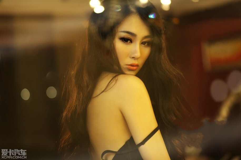 美女自有妩媚动人时