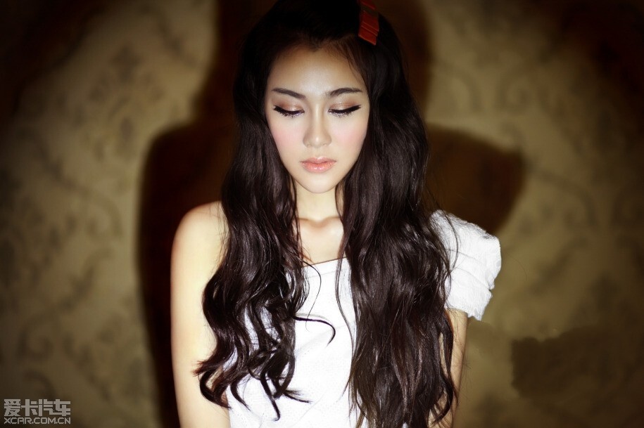 美女自有妩媚动人时