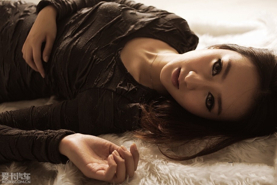 美女自有妩媚动人时