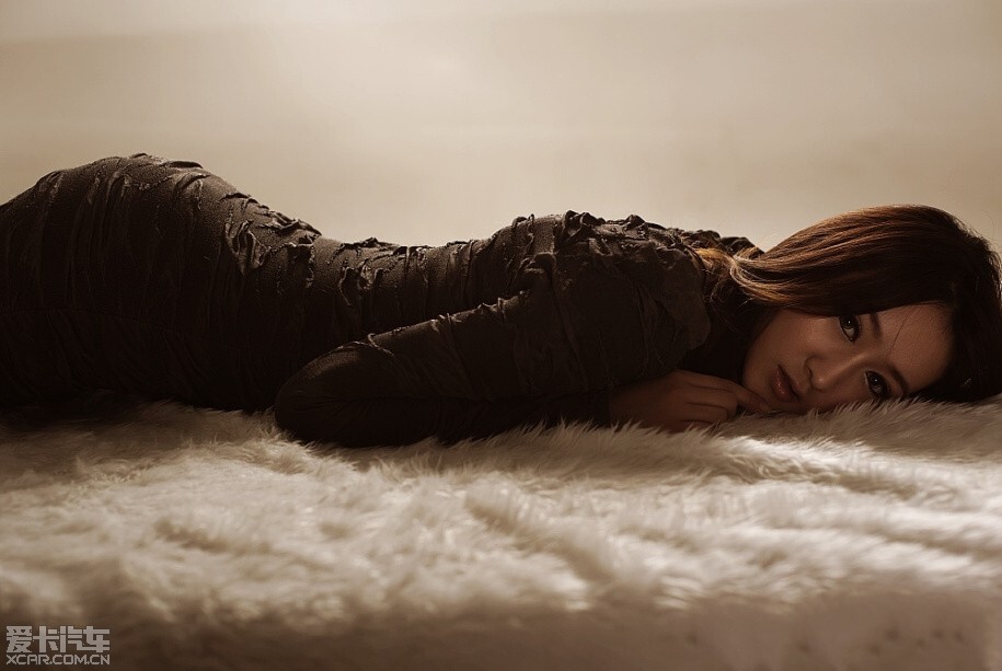 美女自有妩媚动人时