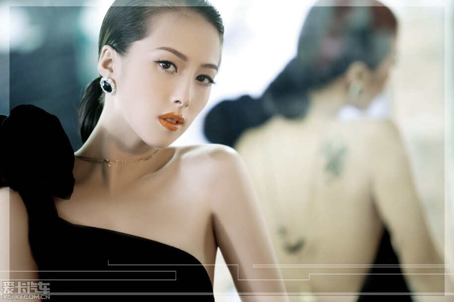 美女自有妩媚动人时