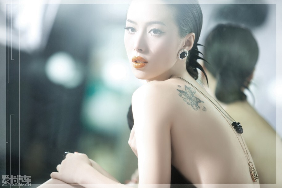 美女自有妩媚动人时