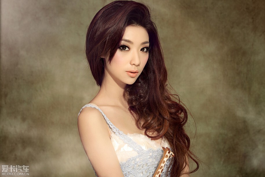 美女自有妩媚动人时