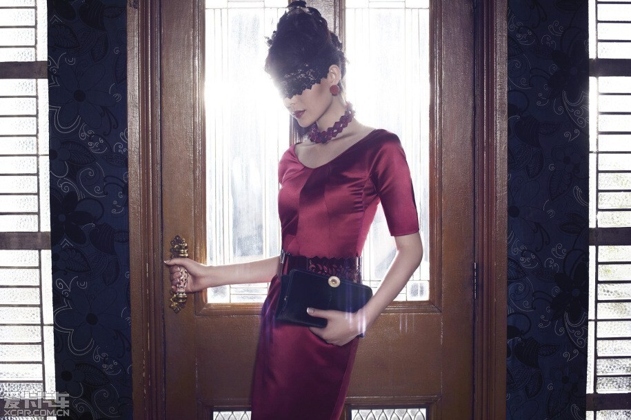 美女自有妩媚动人时