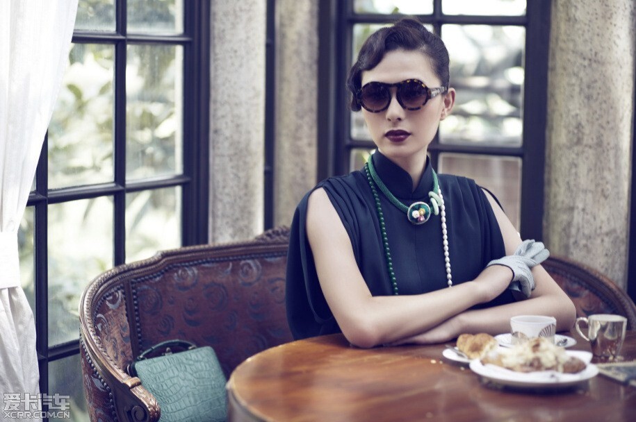 美女自有妩媚动人时