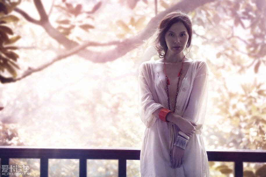 美女自有妩媚动人时