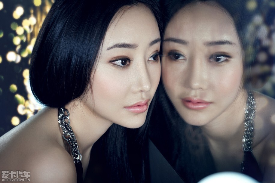 美女自有妩媚动人时