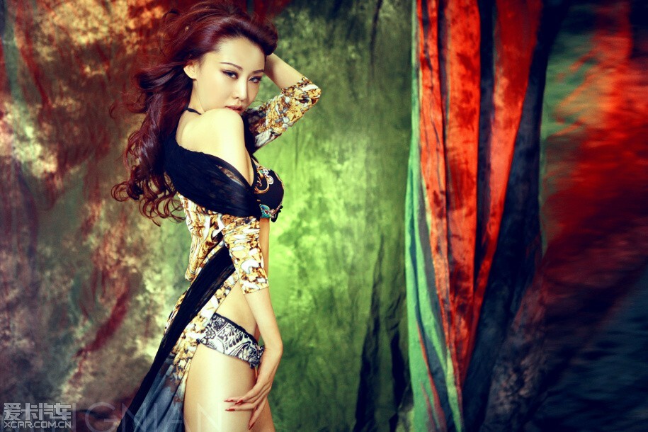 美女自有妩媚动人时