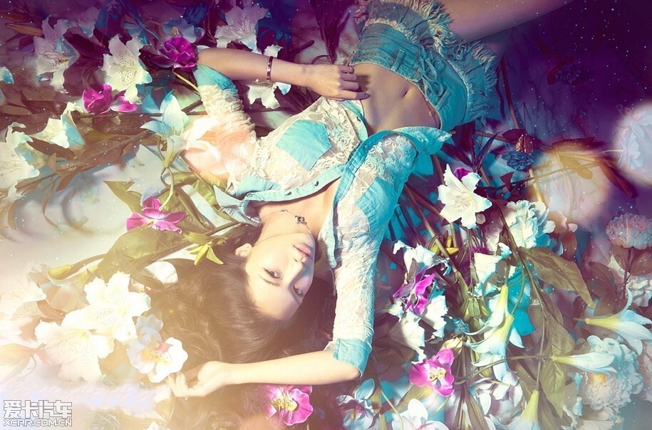 美女自有妩媚动人时