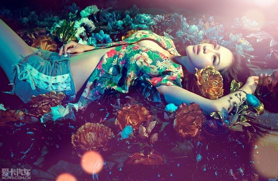 美女自有妩媚动人时