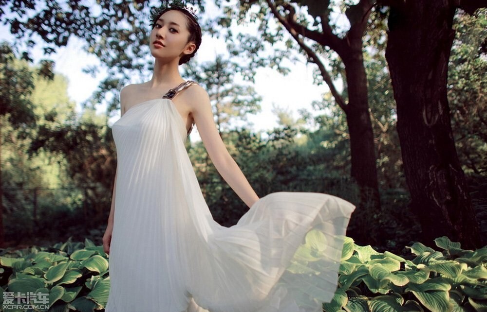 美女自有妩媚动人时