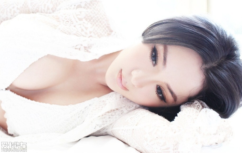 美女自有妩媚动人时