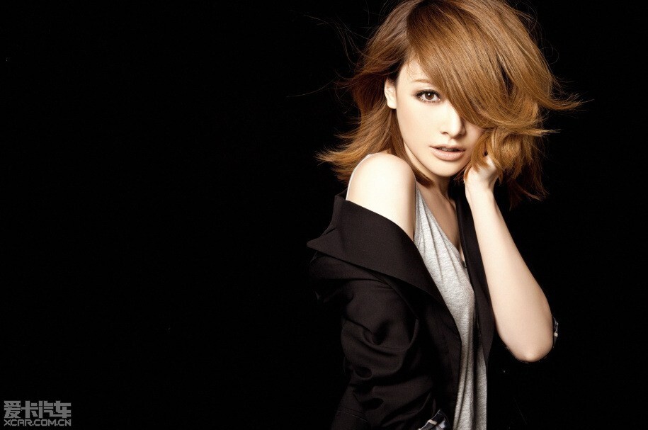 美女自有妩媚动人时