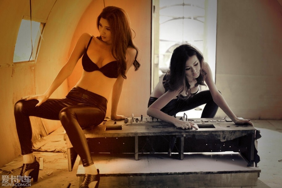 美女自有妩媚动人时