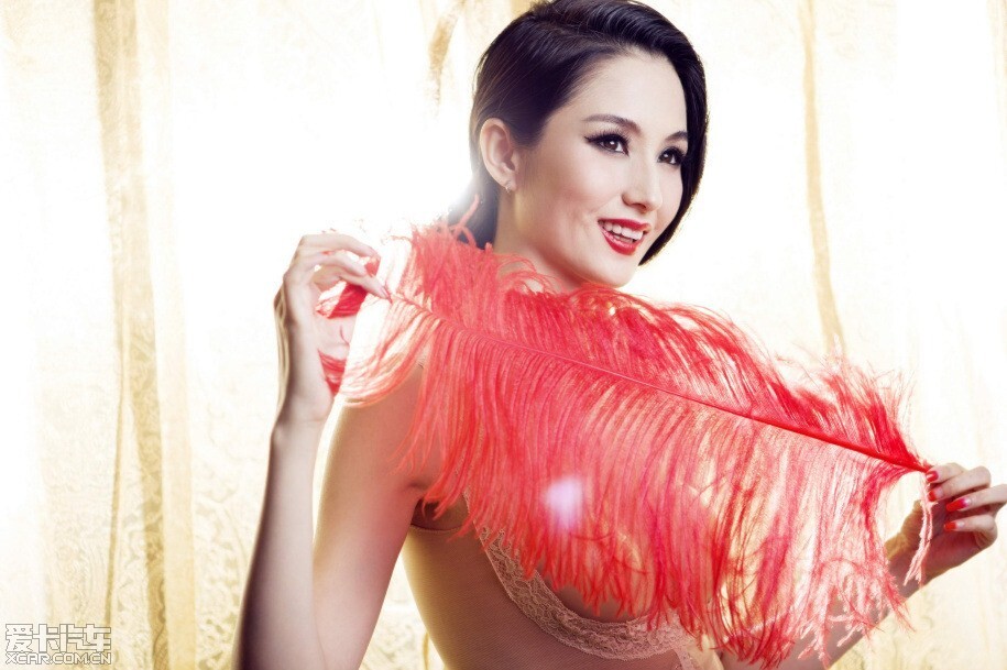 美女自有妩媚动人时