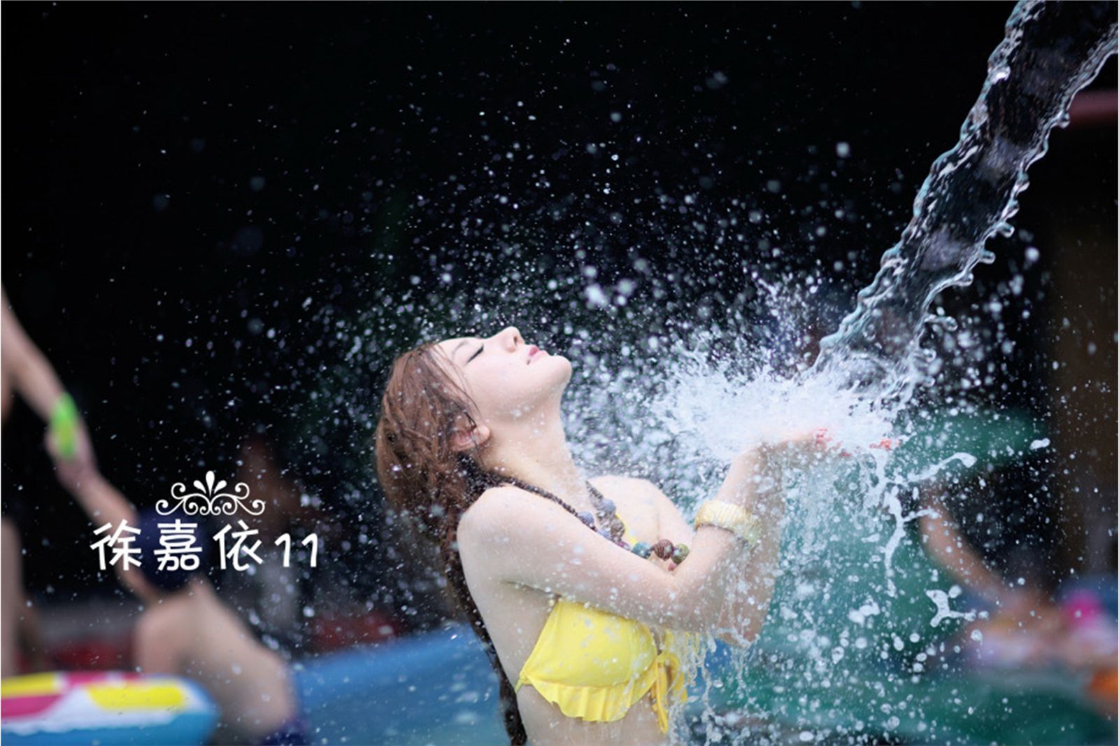 海归模特徐嘉依上演制服诱惑