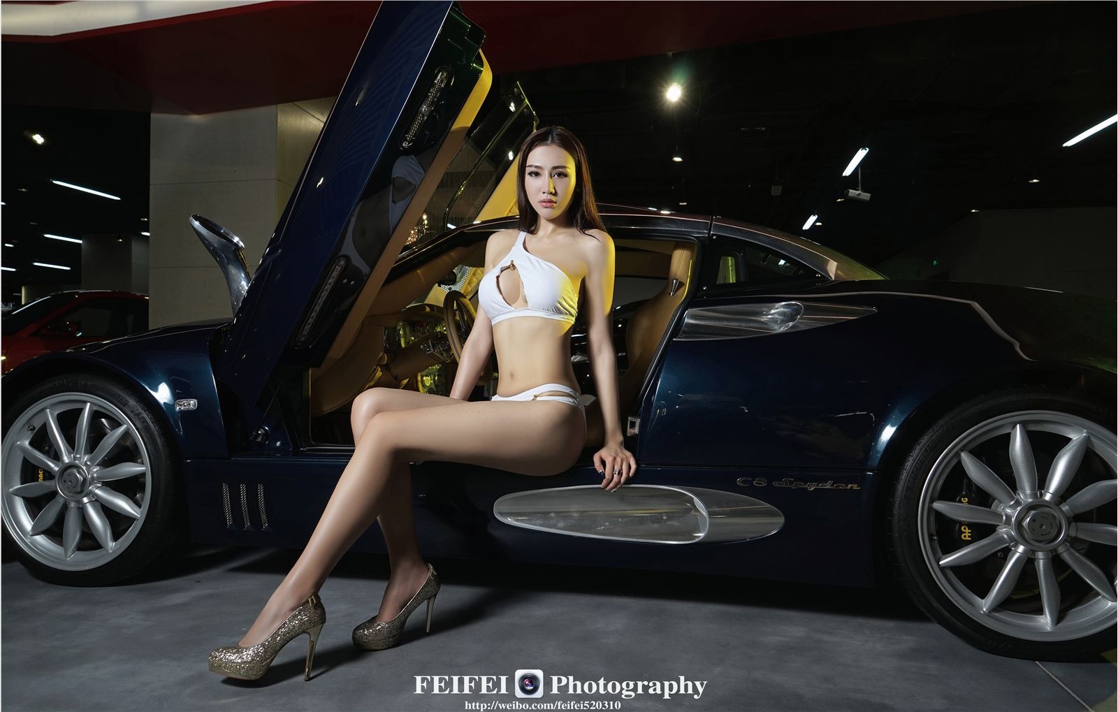 跑车女神-性感车模超清写着