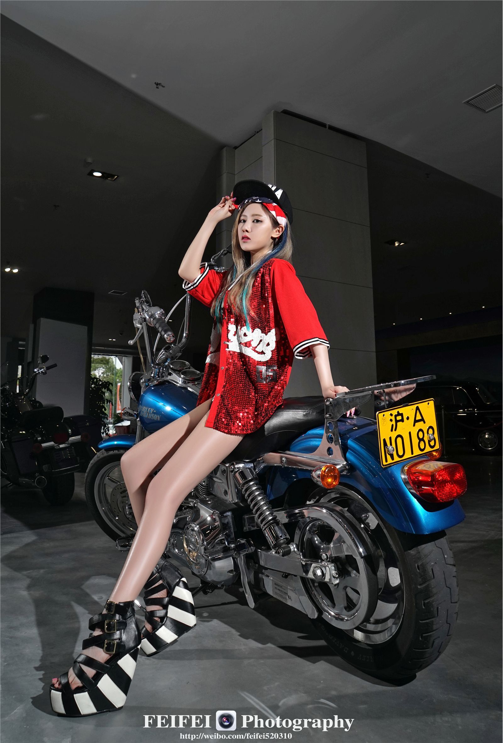 跑车女神-性感车模超清写着