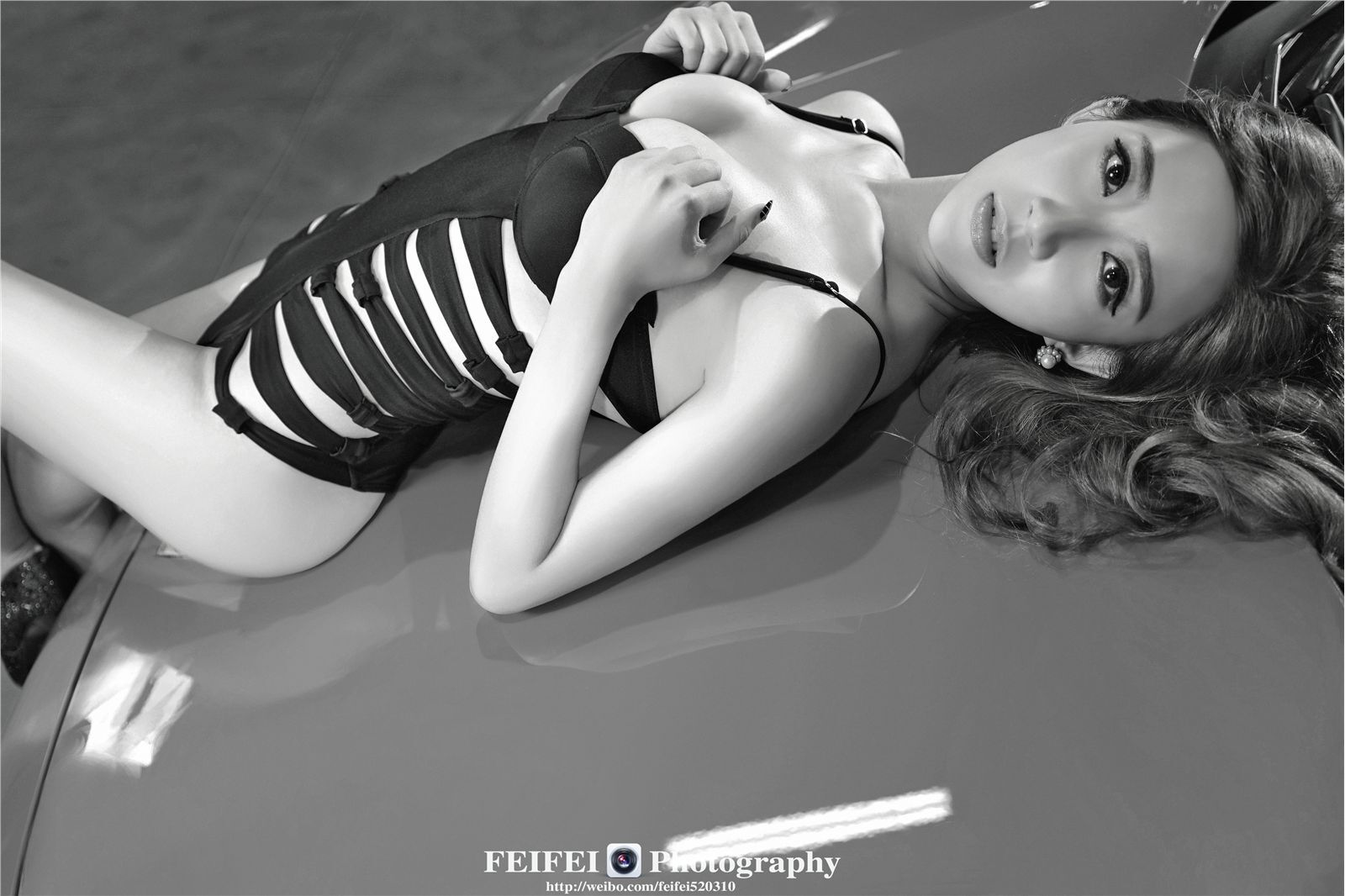 跑车女神-性感车模超清写着