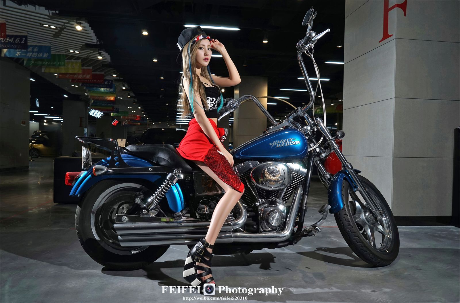 跑车女神-性感车模超清写着