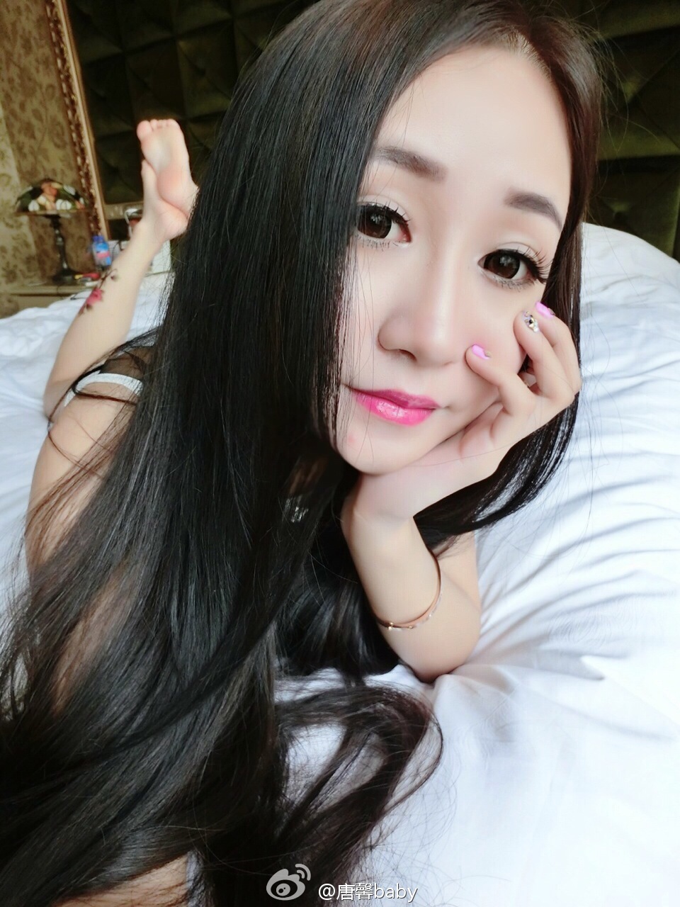 唐馨baby 自拍美女大胸丝袜诱惑