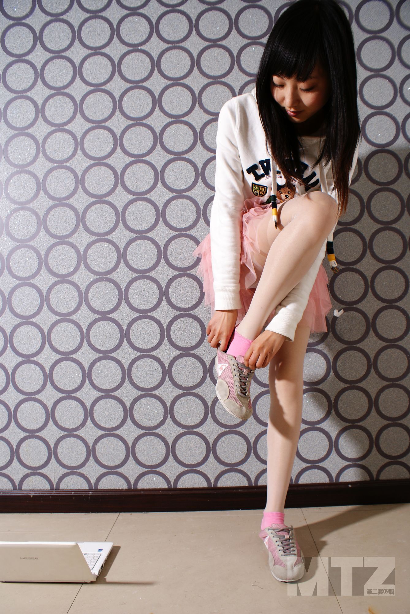 美腿志 一直用粉色美腿诱惑我们的(杂志原片)运动鞋系列