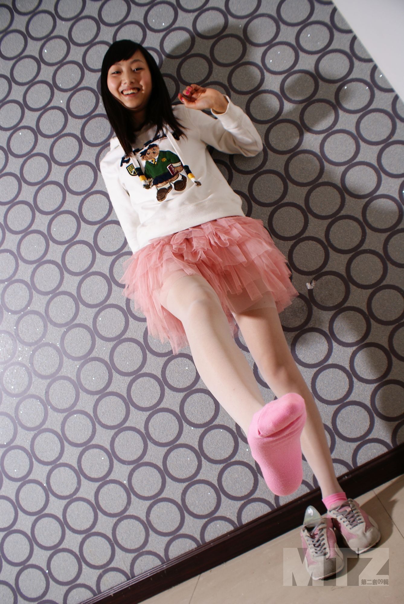 美腿志 一直用粉色美腿诱惑我们的(杂志原片)运动鞋系列