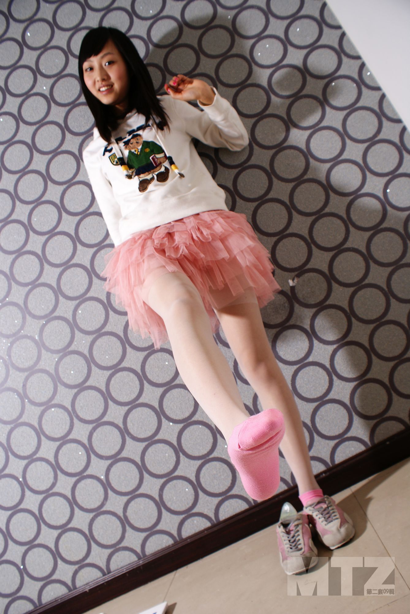 美腿志 一直用粉色美腿诱惑我们的(杂志原片)运动鞋系列